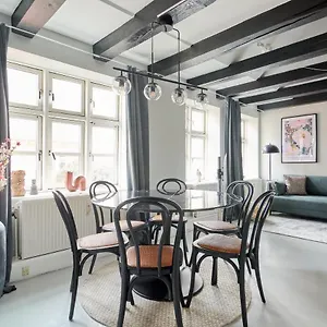 Unique 2 Bedroom Duplex W Exposed Beams In Cph København